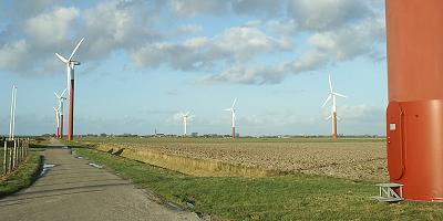 Windturbines in landschap Friesland.
