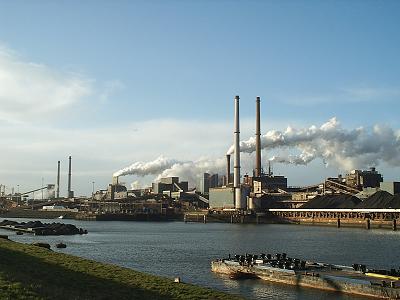 Uitzicht op industrieel landschap.