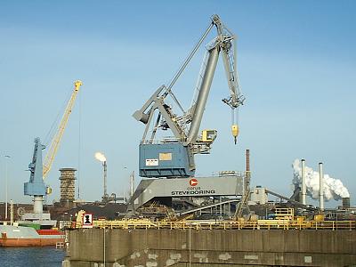 Uitzicht op industrieel landschap.