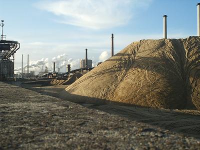 Uitzicht op industrieel landschap.